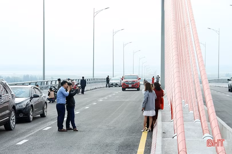 Bất chấp nguy hiểm, nhiều người “seo phì” trên cây cầu nối Nghệ An - Hà Tĩnh vừa hoàn thành