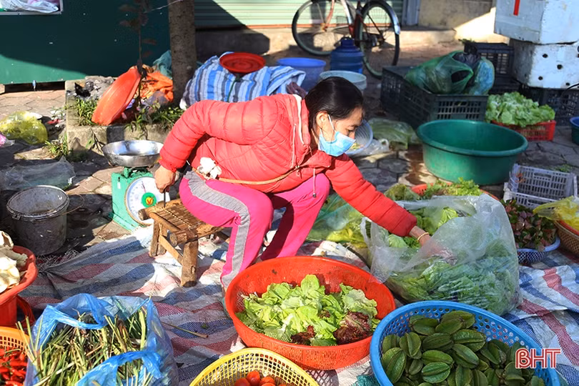 Tiểu thương Hà Tĩnh mở bán sớm, rau xanh đắt hàng