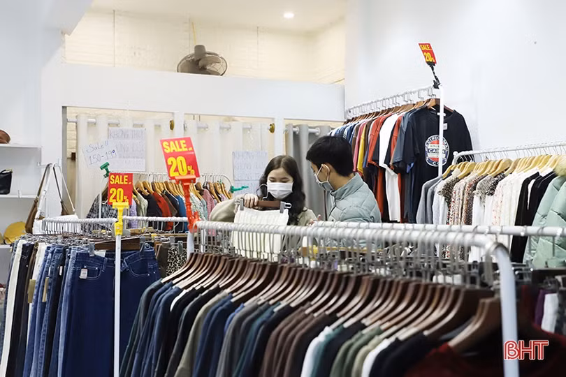 Các cửa hàng thời trang tại Hà Tĩnh đồng loạt xả hàng
