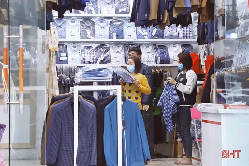 Các cửa hàng thời trang tại Hà Tĩnh đồng loạt xả hàng