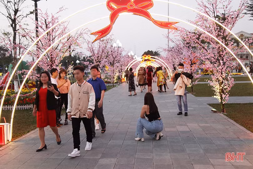 Người dân không đeo khẩu trang khi vui chơi tại Quảng trường TP Hà Tĩnh