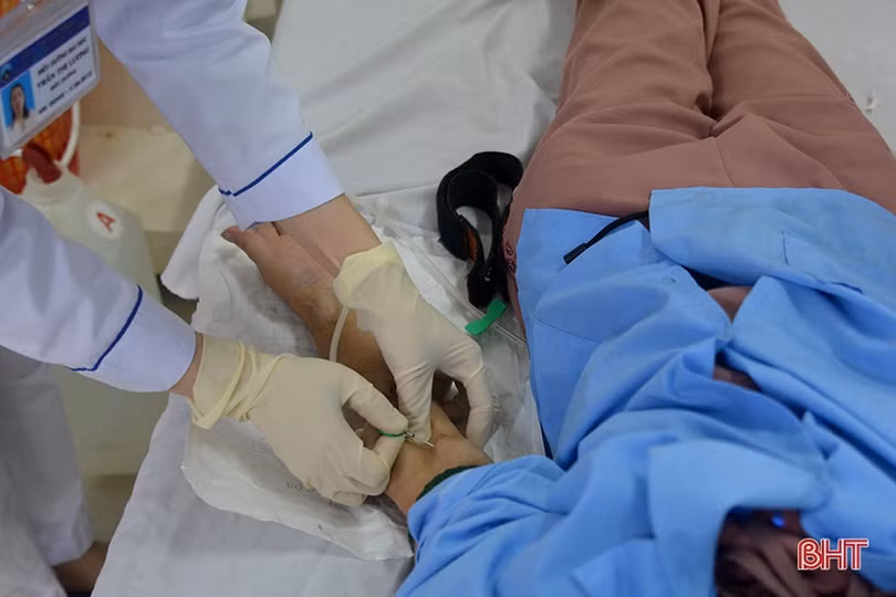 Bệnh nhân chạy thận tại BVĐK Hà Tĩnh trong ngày đầu tiên của năm mới