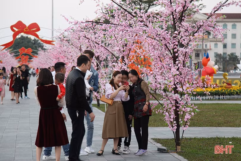 Người dân không đeo khẩu trang khi vui chơi tại Quảng trường TP Hà Tĩnh