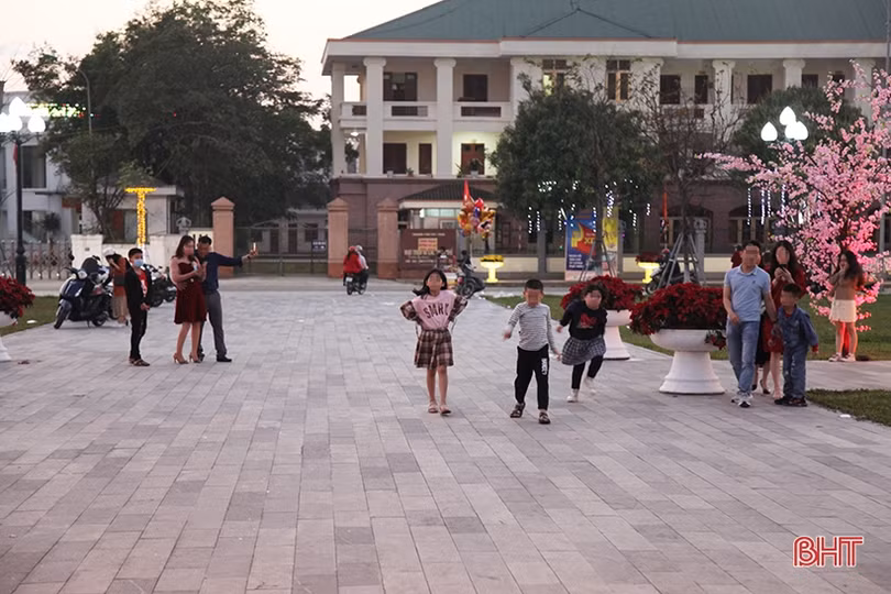 Người dân không đeo khẩu trang khi vui chơi tại Quảng trường TP Hà Tĩnh
