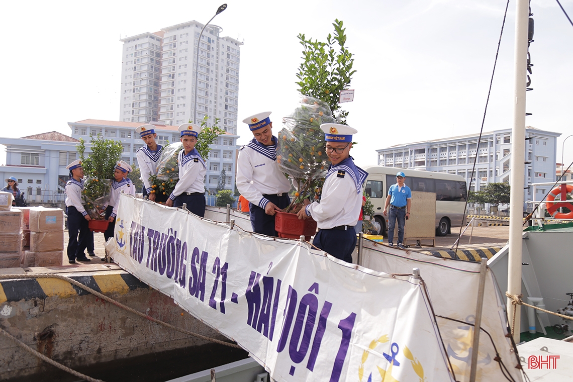2 chuyến tàu xuất phát thăm, chúc tết cán bộ, chiến sỹ nhà giàn DK1