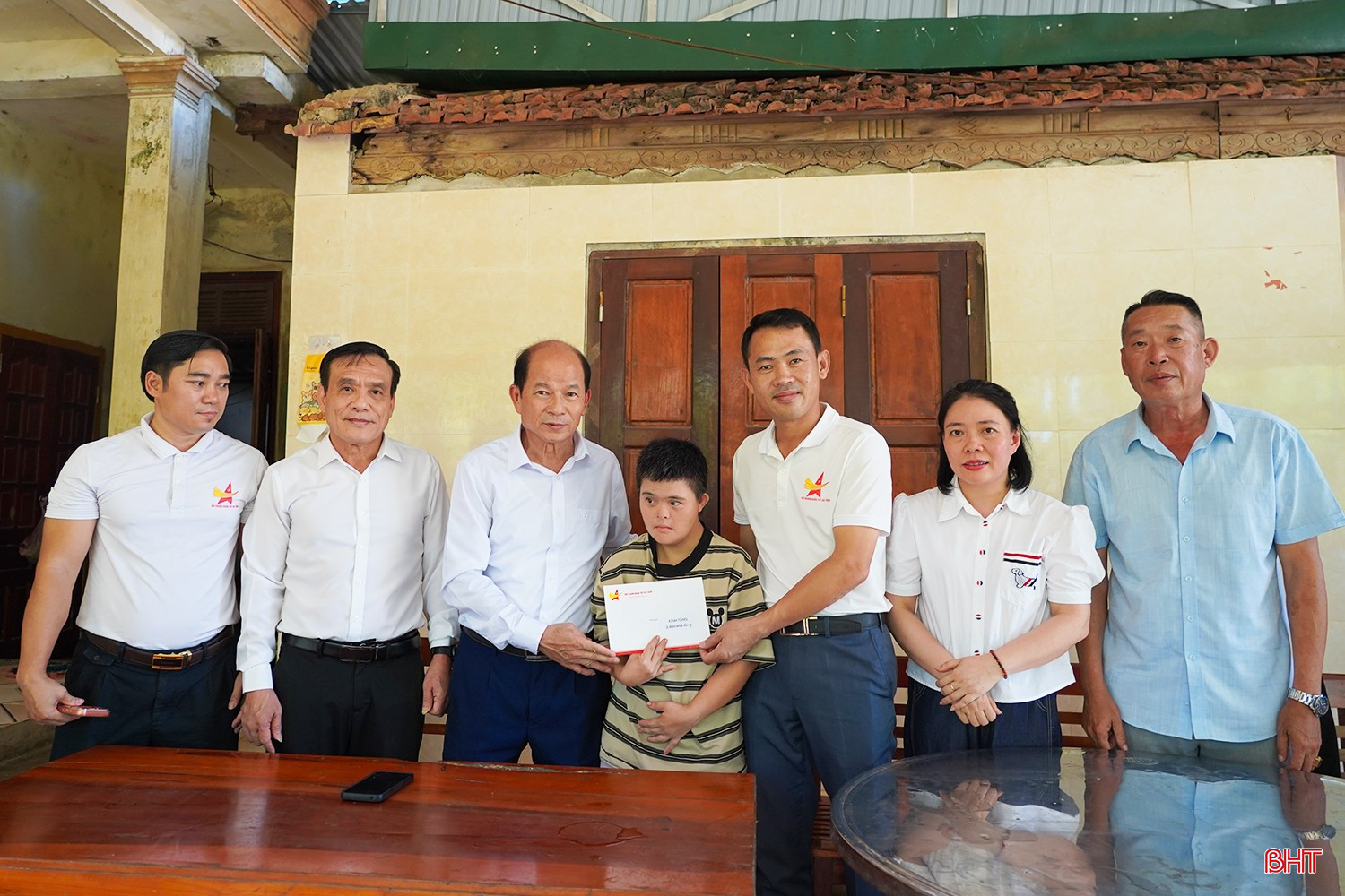Các thành viên đoàn cũng đã đến thăm hỏi, trao quà cho một số gia đình nạn nhân chất độc da cam/dioxin gặp khó khăn về việc đi lại.