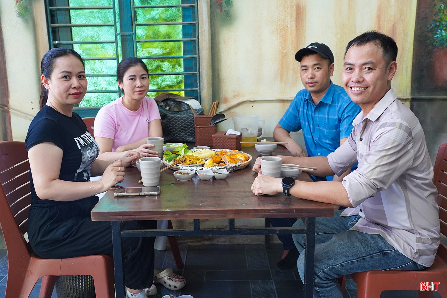 Không chỉ thu hút khách địa phương, quán Khe Giao còn là điểm đến của nhiều du khách ngoài tỉnh.