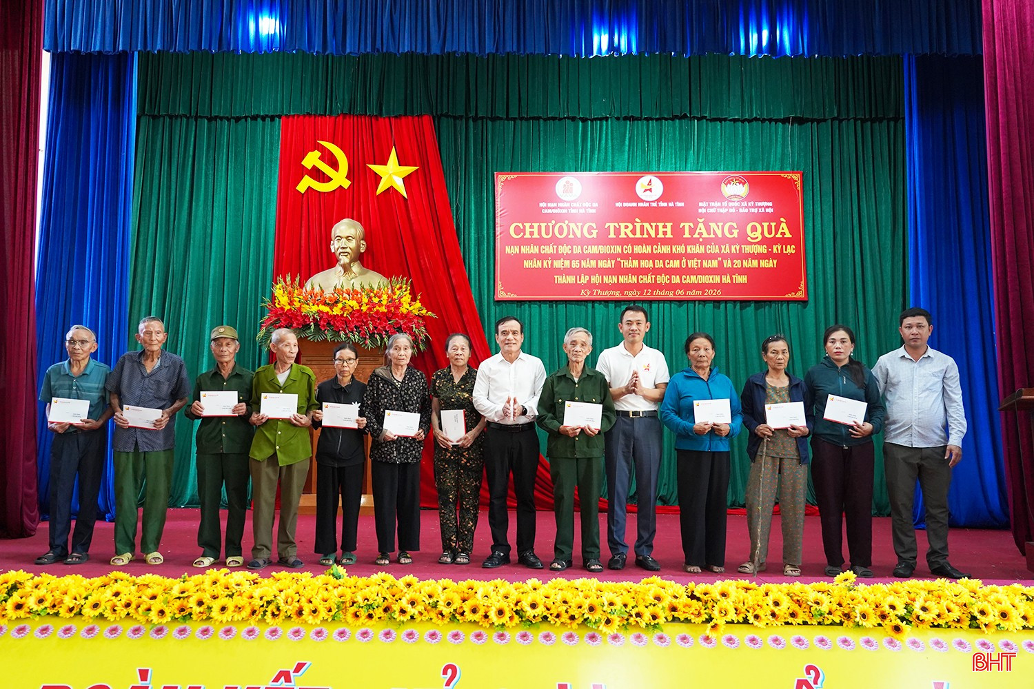 Tại chương trình, các đơn vị đã trao 50 suất quà với tổng trị giá 100 triệu đồng cho các nạn nhân chất độc da cam/dioxin có hoàn cảnh khó khăn tại các xã Kỳ Lạc, Kỳ Thượng.