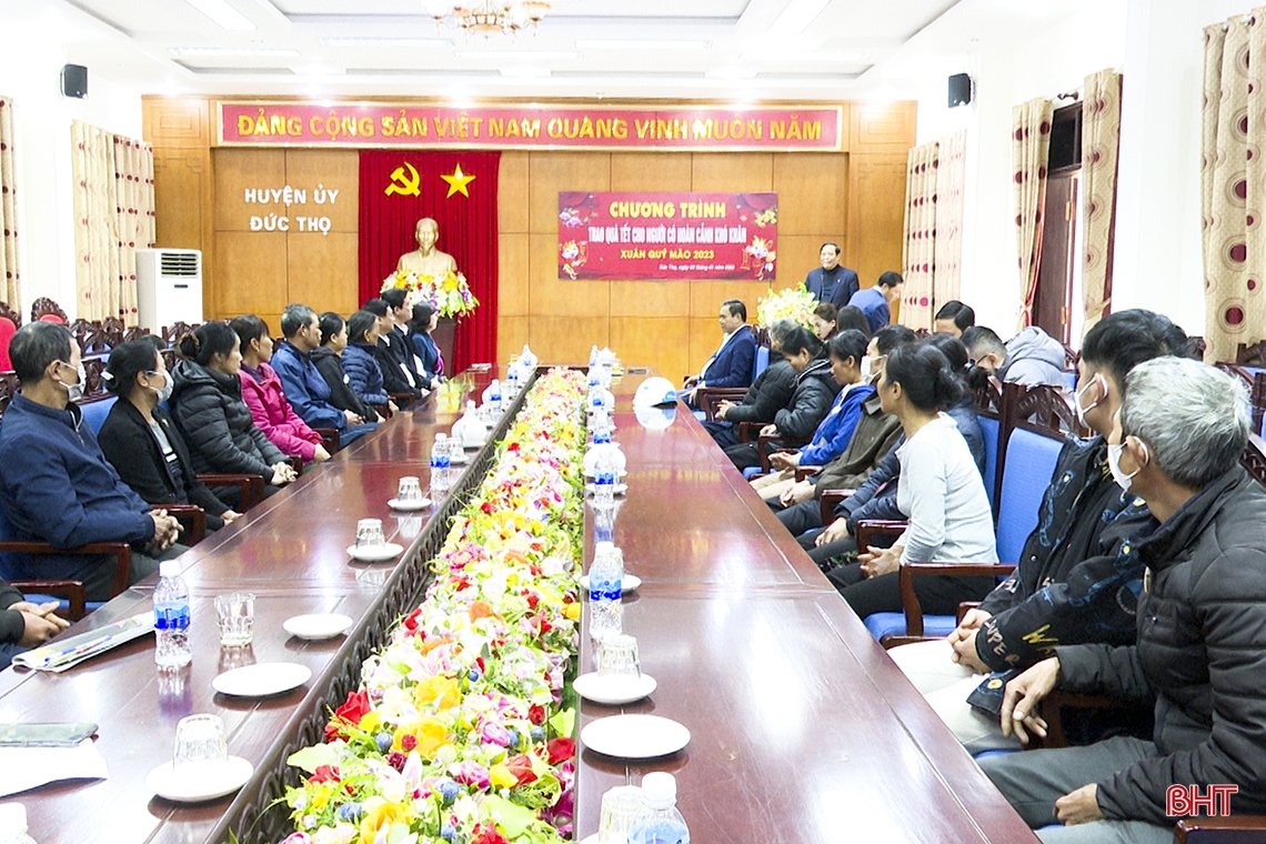 Chủ tịch Hội Người cao tuổi Việt Nam trao quà tết cho hộ nghèo ở Hà Tĩnh
