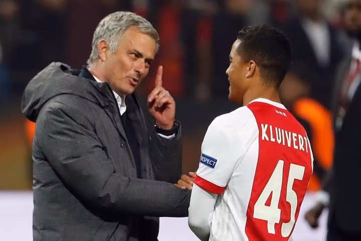 MU bị AS Roma “nẫng tay trên” con trai huyền thoại Kluivert