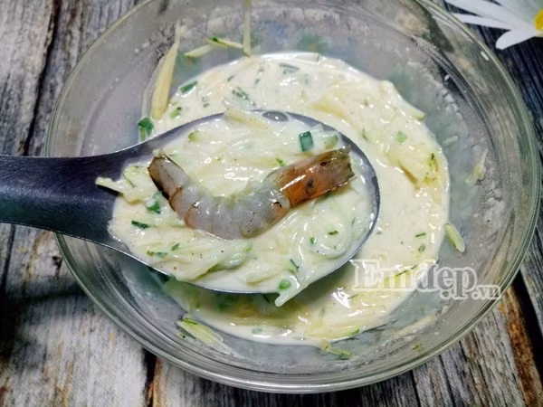 Làm bánh tôm chiên giòn ăn thật “đã” cho ngày cuối tuần