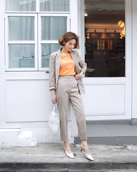 Phối quần âu trẻ trung khi đến văn phòng