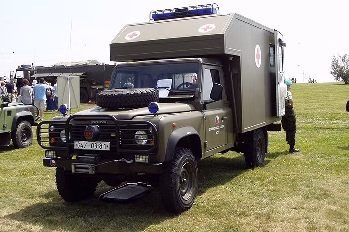 Xe địa hình quân sự lợi hại Land Rover Defender của Anh Quốc
