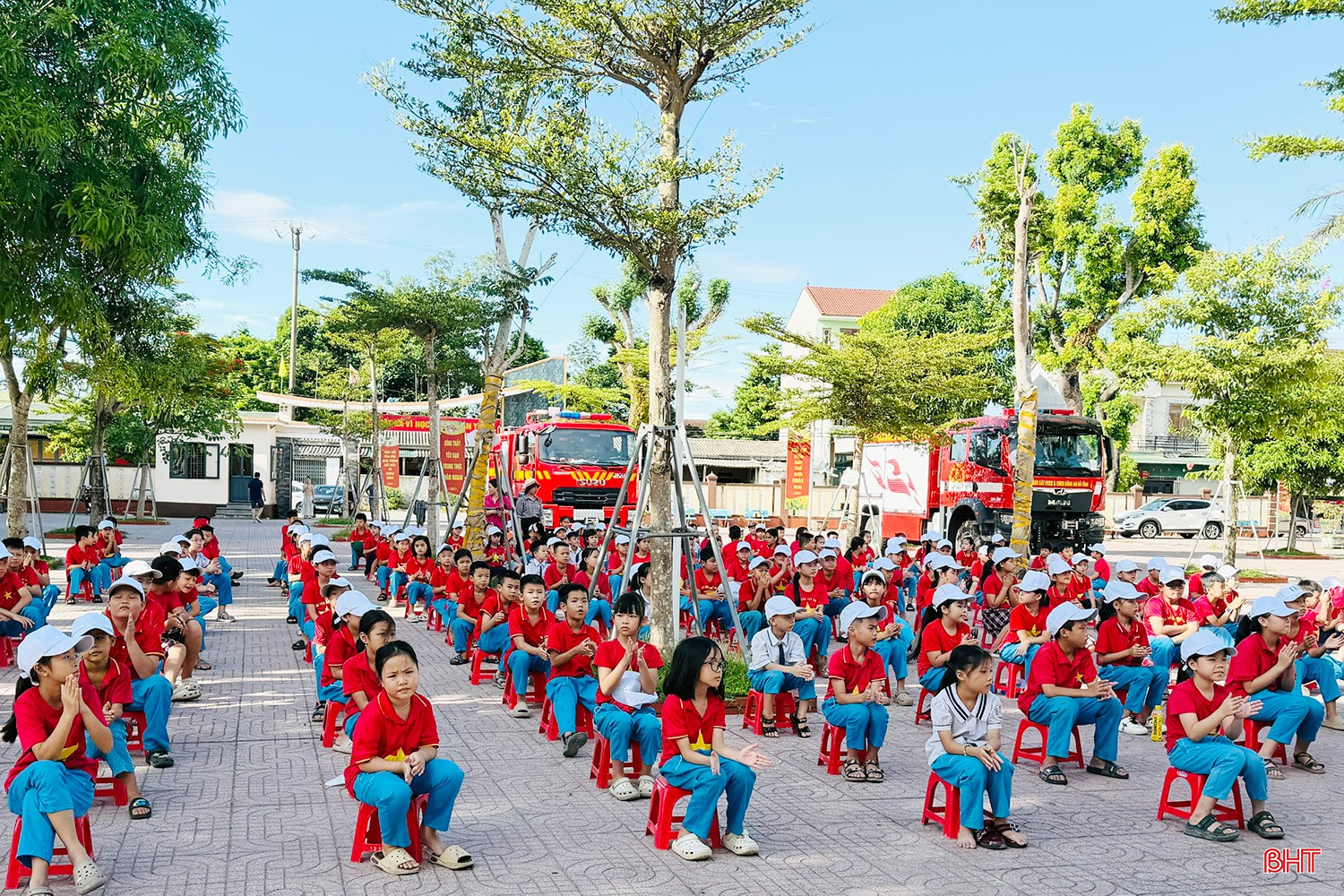Học sinh Trường Tiểu học thị trấn Cẩm Xuyên 1 theo dõi buổi tuyên truyền, trải nghiệm, thực hành kỹ năng chữa cháy và CNCH.