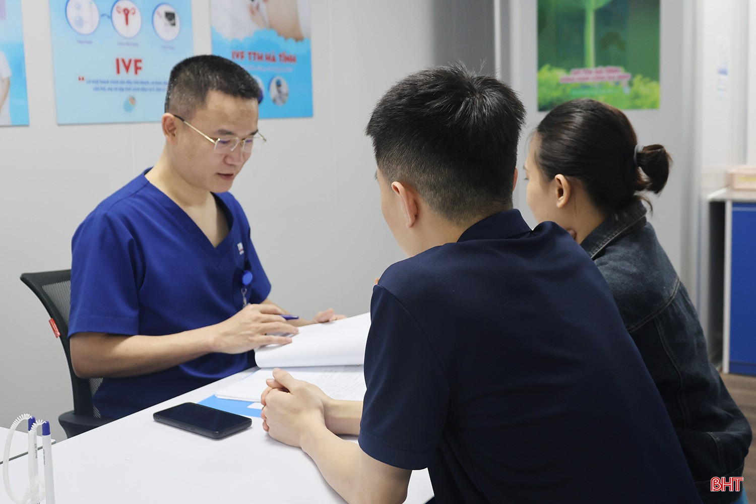 bqbht_br_bac-si-tai-benh-vien-da-khoa-tth-ha-tinh-tu-van-ve-viec-kham-suc-khoe-tien-hon-nhan-cho-cac-cap-doi-1.jpg