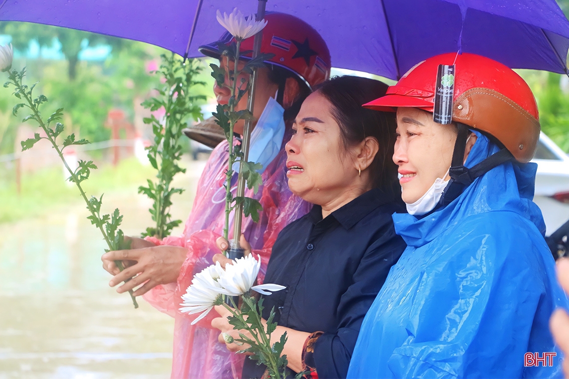 Hàng trăm người dân đội mưa đón linh cữu Đại úy Lê Ánh Sáng