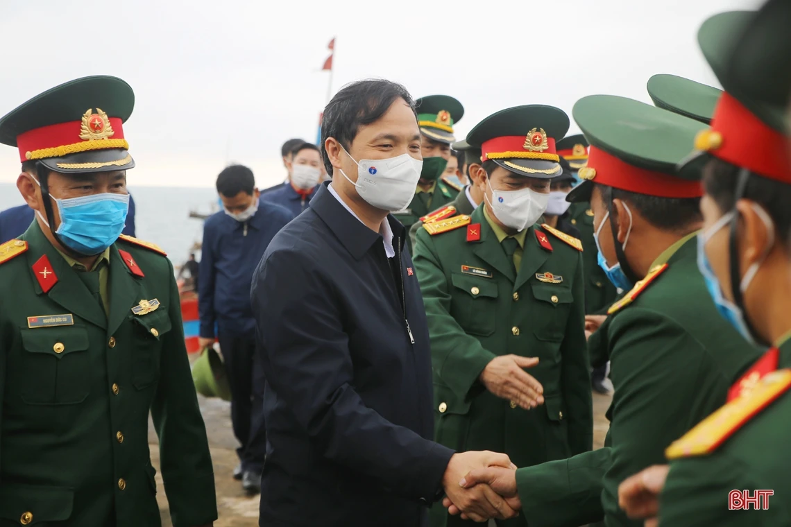 Bí thư Tỉnh ủy Hà Tĩnh kiểm tra công tác sẵn sàng chiến đấu và chúc tết tại đảo Sơn Dương