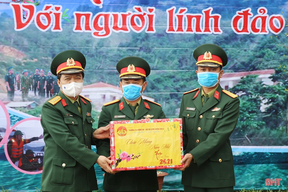 Bí thư Tỉnh ủy Hà Tĩnh kiểm tra công tác sẵn sàng chiến đấu và chúc tết tại đảo Sơn Dương