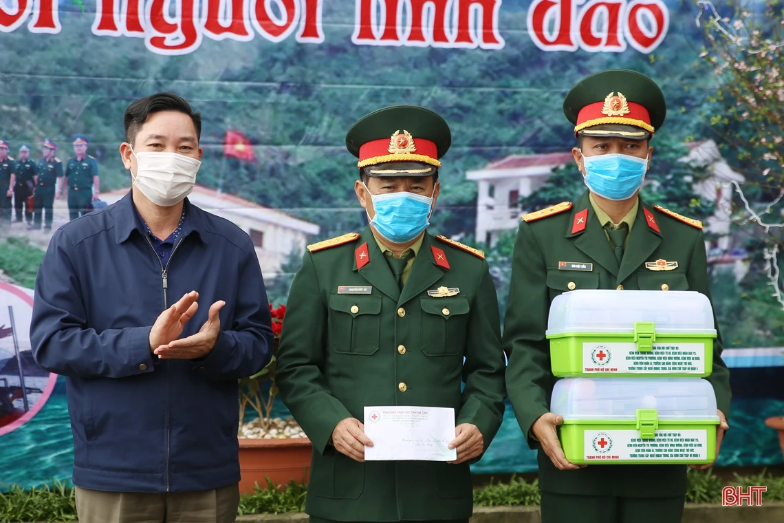 Bí thư Tỉnh ủy Hà Tĩnh kiểm tra công tác sẵn sàng chiến đấu và chúc tết tại đảo Sơn Dương