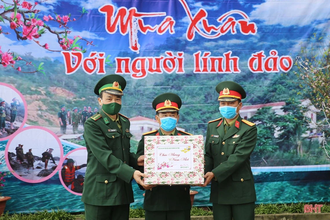 Bí thư Tỉnh ủy Hà Tĩnh kiểm tra công tác sẵn sàng chiến đấu và chúc tết tại đảo Sơn Dương