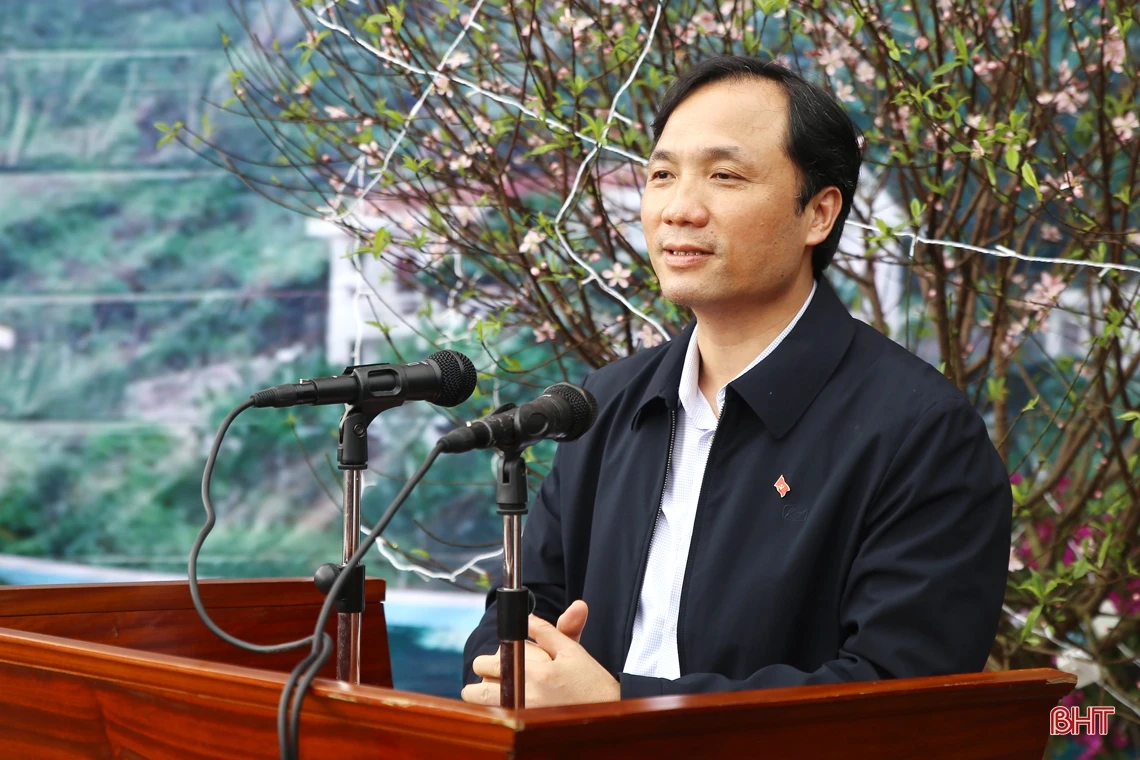 Bí thư Tỉnh ủy Hà Tĩnh kiểm tra công tác sẵn sàng chiến đấu và chúc tết tại đảo Sơn Dương