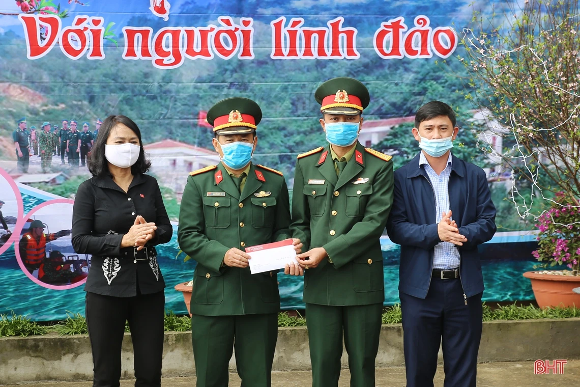 Bí thư Tỉnh ủy Hà Tĩnh kiểm tra công tác sẵn sàng chiến đấu và chúc tết tại đảo Sơn Dương