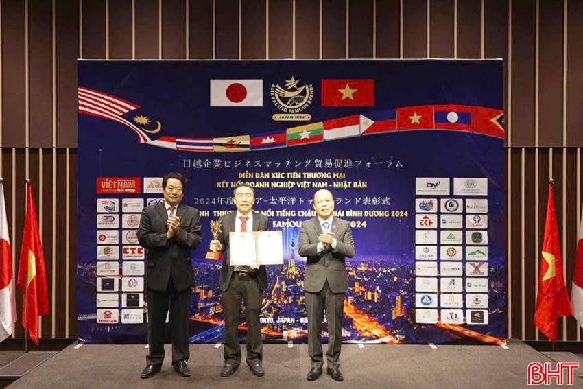 Ban Tổ chức Diễn đàn xúc tiến thương mại, kết nối doanh nghiệp Việt Nam - Nhật Bản (diễn ra từ ngày 3 - 5/8/2024 tại thủ đô Tokyo, Nhật Bản) trao cúp và giấy chứng nhận “Top 10 nhà lãnh đạo xuất sắc khu vực Châu Á - Thái Bình Dương 2024” cho ông Mai Văn Hoàng - Tổng Giám đốc Tập đoàn GrowMax z5707689775610_ca3dc7cf4da84f65c58f6cab2739f6b8.jpg
