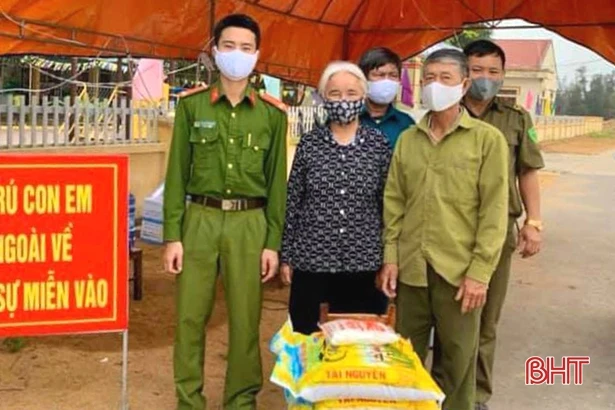 Người cao tuổi Hà Tĩnh góp tiền, góp gạo cùng toàn tỉnh chống dịch Covid-19
