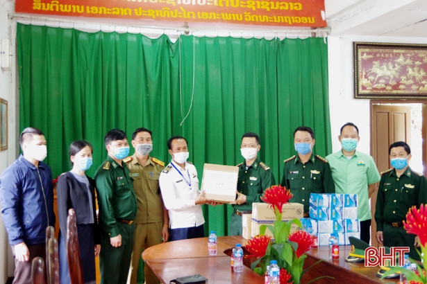 BĐBP Hà Tĩnh tặng thiết bị chống dịch Covid-19 cho lực lượng chức năng Lào