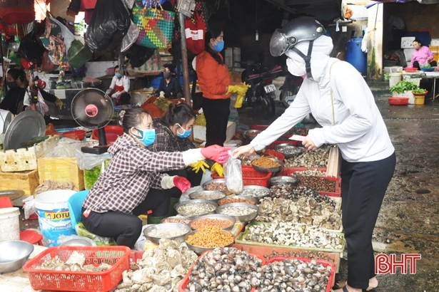 Ngày thứ tư “cách ly xã hội” ở Hà Tĩnh: Siêu thị, chợ dân sinh vẫn đầy ắp hàng, sức mua giảm!