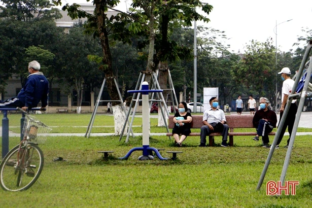 Ngày đầu thực hiện Chỉ thị 43, một số người dân TP Hà Tĩnh vẫn “quên” đeo khẩu trang, không giữ khoảng cách