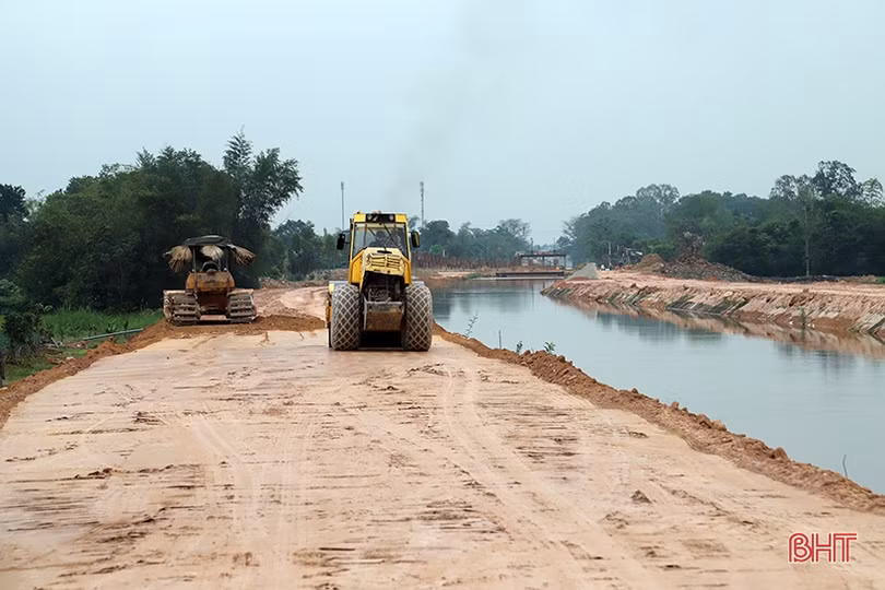 Giữ khoảng cách an toàn trên công trường, nhà thầu quyết tâm thực hiện mục tiêu “kép”