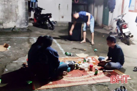 Hành lễ đông người giữa cao điểm dịch Covid-19: Đi ngược chủ trương, gây nguy hiểm sức khỏe cộng đồng!