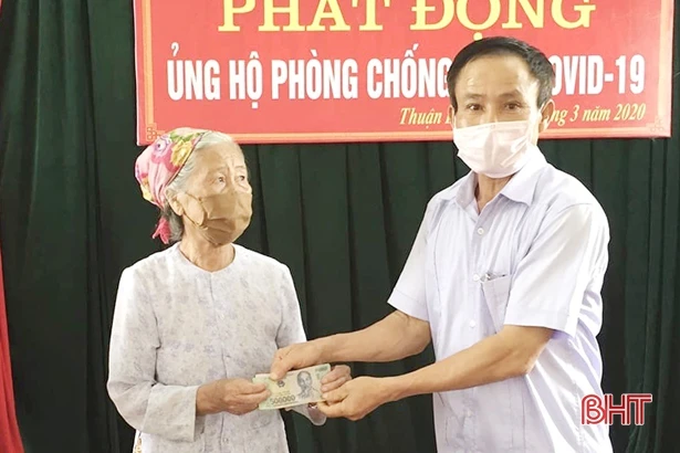 Người cao tuổi Hà Tĩnh góp tiền, góp gạo cùng toàn tỉnh chống dịch Covid-19