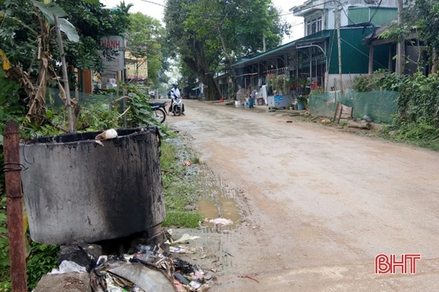 Nhếch nhác trên tuyến đường vào trung tâm hành chính xã miền núi Hà Tĩnh