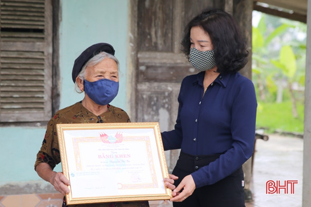 Tuyên dương những phụ nữ Hà Tĩnh có nghĩa cử cao đẹp trong phòng, chống dịch Covid-19