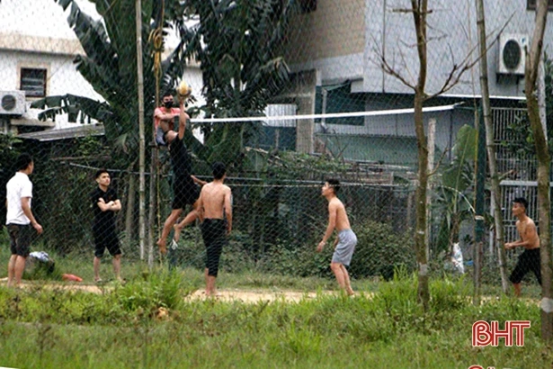 Ngày đầu thực hiện Chỉ thị 43, một số người dân TP Hà Tĩnh vẫn “quên” đeo khẩu trang, không giữ khoảng cách