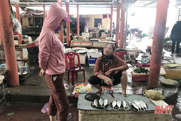Đi chợ quê, một số người dân Hà Tĩnh chủ quan không sử dụng khẩu trang phòng dịch!