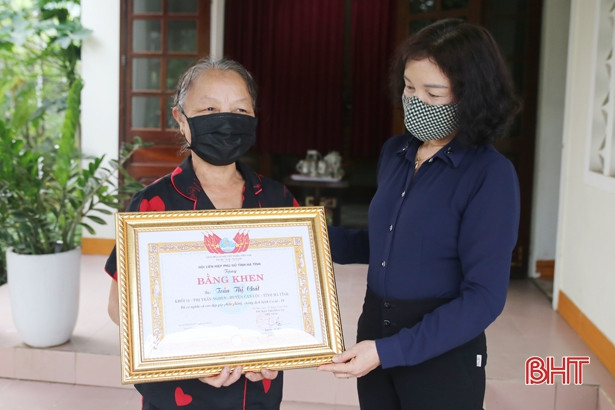 Tuyên dương những phụ nữ Hà Tĩnh có nghĩa cử cao đẹp trong phòng, chống dịch Covid-19