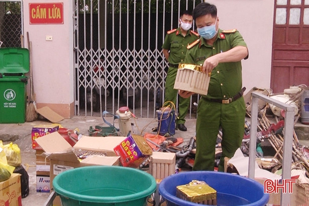 Công an Đức Thọ tiêu hủy lượng lớn vũ khí, vật liệu nổ