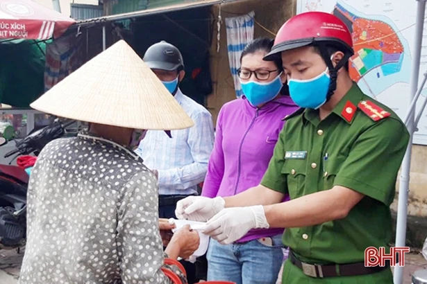 “Tai, mắt” từ cộng đồng cấp thôn - thế trận vững chắc ngăn dịch Covid 19 ở Hà Tĩnh