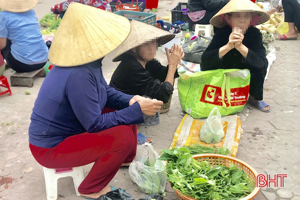Đi chợ quê, một số người dân Hà Tĩnh chủ quan không sử dụng khẩu trang phòng dịch!