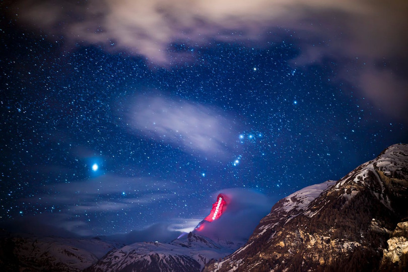 Thông điệp “hãy ở nhà” chiếu sáng trên dãy Alps