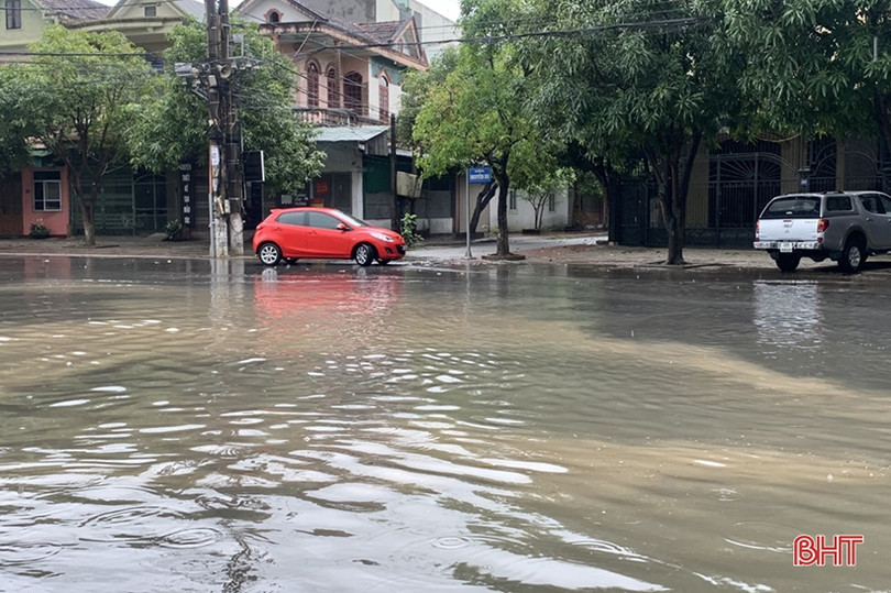 Nhiều tuyến đường ở TP Hà Tĩnh ngập sâu sau trận mưa lớn sáng cuối tuần