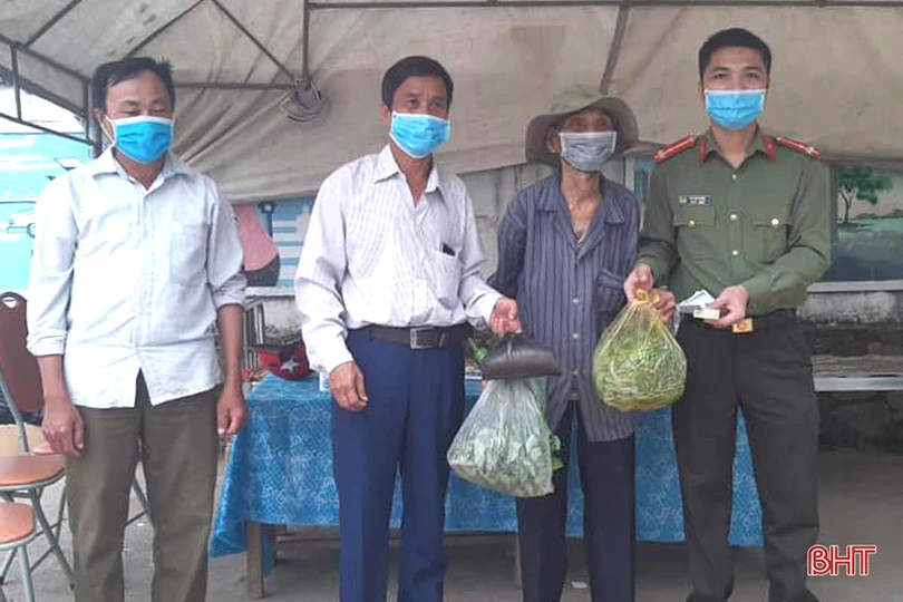 Người cao tuổi Hà Tĩnh góp tiền, góp gạo cùng toàn tỉnh chống dịch Covid-19