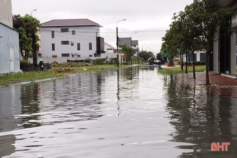 Nhiều tuyến đường ở TP Hà Tĩnh ngập sâu sau trận mưa lớn sáng cuối tuần