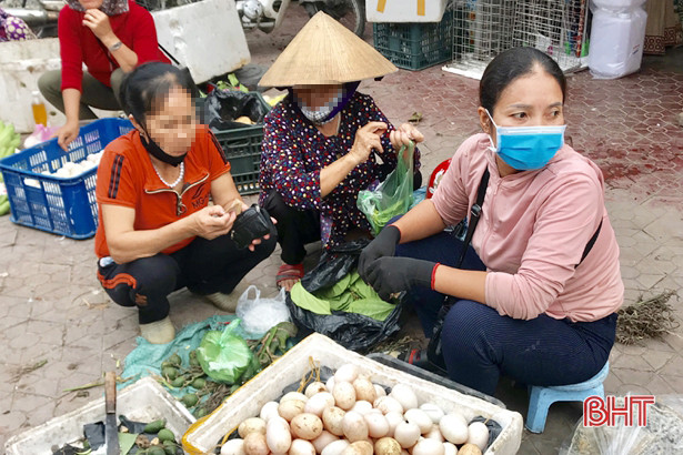 Đi chợ quê, một số người dân Hà Tĩnh chủ quan không sử dụng khẩu trang phòng dịch!
