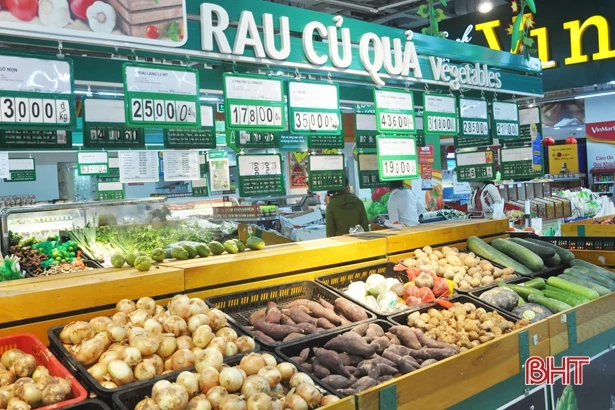 Ngày thứ tư “cách ly xã hội” ở Hà Tĩnh: Siêu thị, chợ dân sinh vẫn đầy ắp hàng, sức mua giảm!