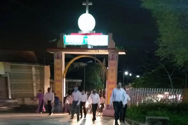 Bất chấp chỉ thị của Thủ tướng và tỉnh Hà Tĩnh, nhiều giáo xứ vẫn tụ tập hàng trăm giáo dân làm lễ ở nhà thờ