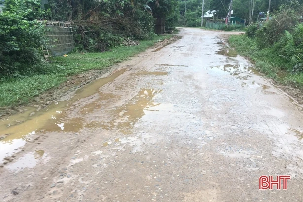 Nhếch nhác trên tuyến đường vào trung tâm hành chính xã miền núi Hà Tĩnh